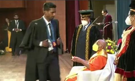 Graduands snub Colombo University Chancellor – The Island