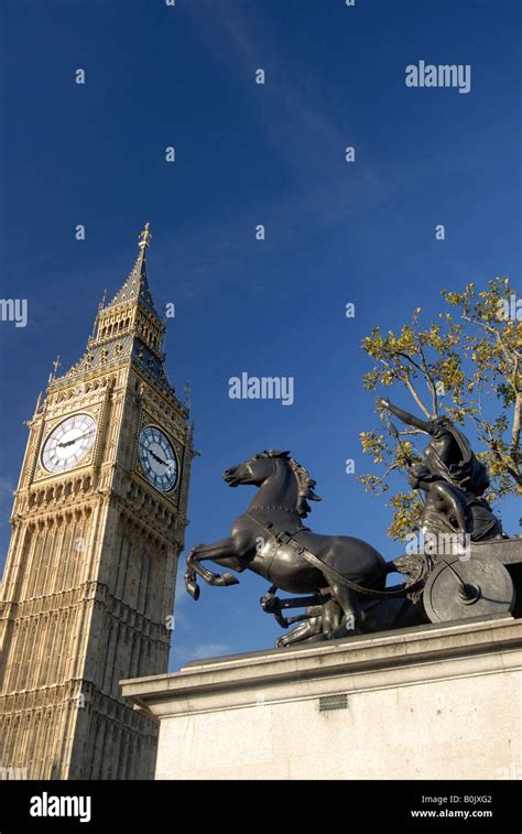 Boudica statue london hi-res stock photography and images - Alamy