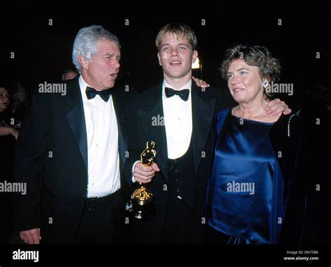 Mar. 23, 1998 - MATT DAMON WITH HIS PARENTS AT THE VANITY FAIR OSCARS PARTY (70TH ACADEMY AWARDS ...