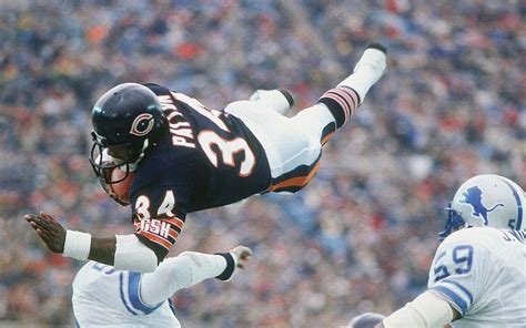 November 20, 1977 Walter Payton rushes for an NFL record 275 yards ...