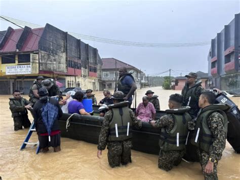 Over 26,000 evacuated as floods submerge Malaysia again; 1 dead ...