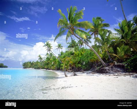 One Foot Island in Aitutaki Island lagoon is part of Cook Islands ...