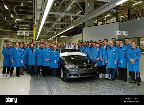 Bmw bavaria workers hi-res stock photography and images - Alamy