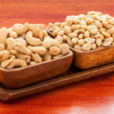 What Are The Differences Between Cashew And Peanuts - Nuts Pick