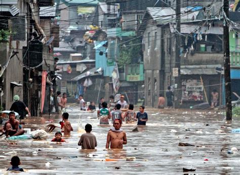 IRIN | Photo | A flooded slum in Manila (Aug 2012) | Slums, Urban ...