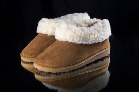 10 Best Slippers For Sweaty Feet - Shoerazzi