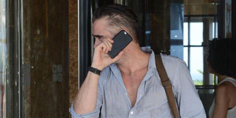 Phone Booth's Colin Farrell doesn't know how to use a phone