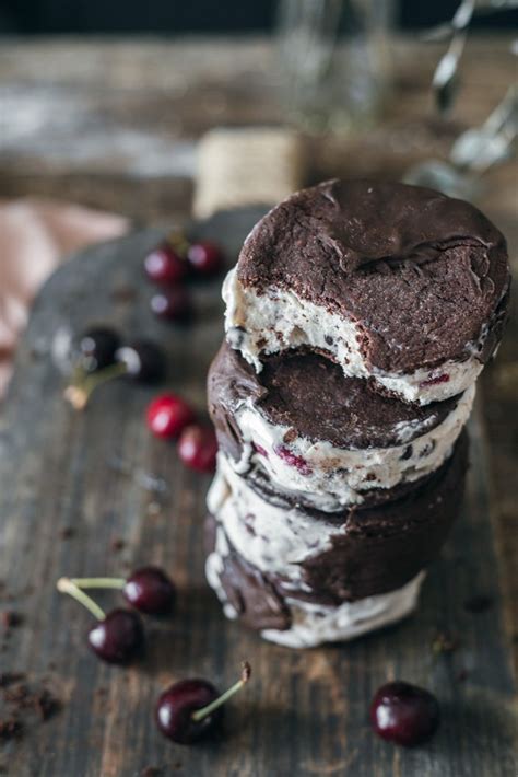 Ice cream sandwich with poached cherries and dark chocolate - Teti's flakes