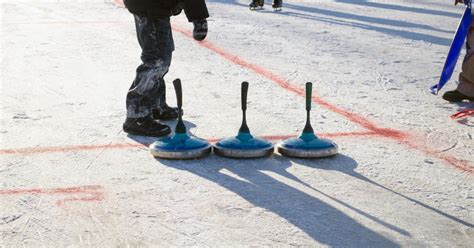 Wie funktioniert Eisstockschießen? Regeln, Begriffe und Technik