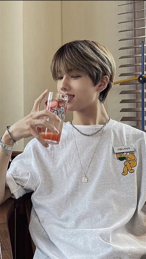 Jisung🍁cafe dream em 2021 | Jisung nct, Nct, Meninos bonitos