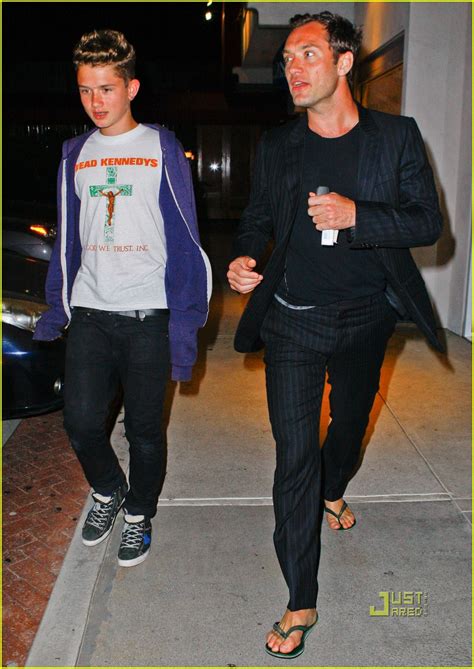 Jude Law: Out to Dinner with Rafferty!: Photo 2533642 | Celebrity ...