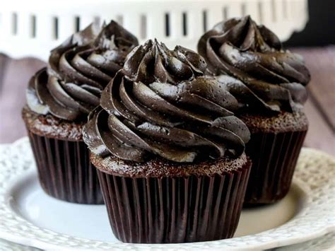 How To Make Black Buttercream - Boston Girl Bakes