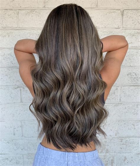 26 Amazing Examples of Dark Hair with Highlights for Incredible Contrast