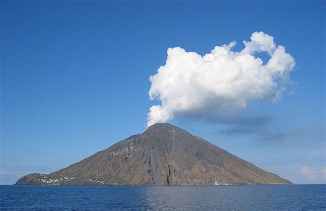 DenglerSW-Stromboli-20040928-1230x800 - Stromboli - Wikimedia Commons | Stromboli volcano ...