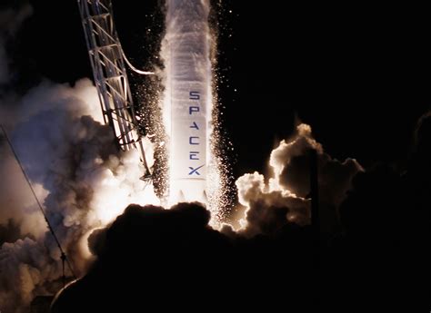 SpaceX launches Dragon Spacecraft - Photo 1 - Pictures - CBS News