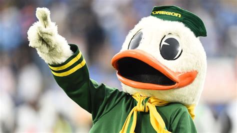 Oregon Ducks mascot has fun during 'College GameDay' - ESPN