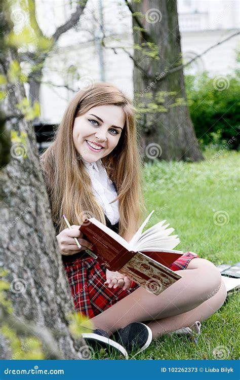 A Pretty Girl Reading a Book, Learning Stock Image - Image of hipster, girls: 102262373