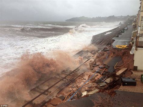 Dawlish railway line reopens after 'heroic' work by engineers | Daily Mail Online