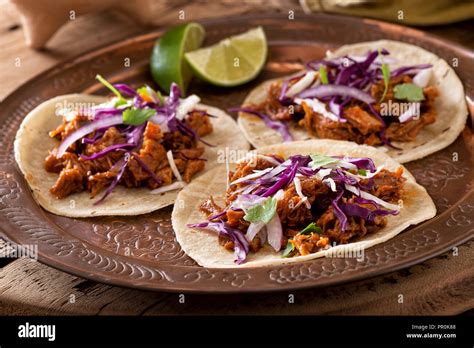 Tres deliciosos tacos de carne de cerdo con col, cebolla y cilantro ...