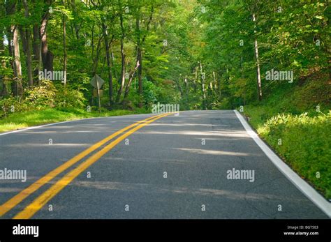 Divided highway hi-res stock photography and images - Alamy