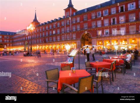 Plaza mayor madrid night hi-res stock photography and images - Alamy