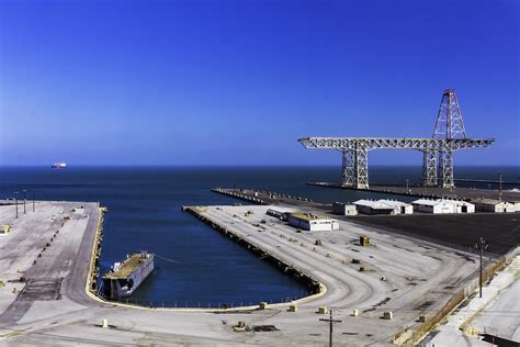 Crane and dry-docks at Hunters Point Naval Shipyard, San Francisco.[1600x1067][OC] : r ...