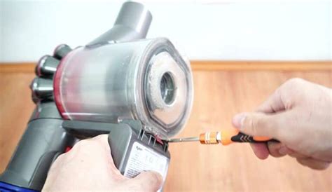 How to replace Dyson V8 battery? [4 Easy Steps]