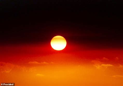 Bushfire smoke turns the Australian sky into a re-creation of the Aboriginal flag | Daily Mail ...