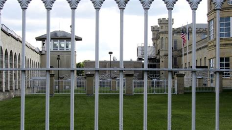 Staffer at Waupun Correctional Institution tests positive for COVID-19 ...