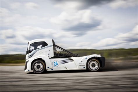 The Iron Knight - Volvo's Record-Breaking Truck - Autoworld.com.my