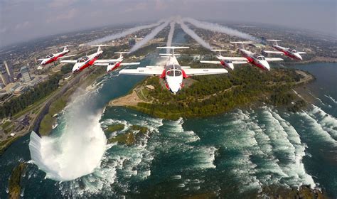 Canadian Forces Snowbirds receive ICAS Pinnacle Award - News Article - Royal Canadian Air Force ...