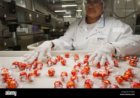 A worker at the Swiss chocolate factory of Lindt & Sprungli in Stock Photo: 69985107 - Alamy