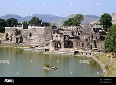 Jahaj Mahal, Mandu Fort, Mandu City (also known as City of Joy) Madhya Pradesh, India The Jahaz ...