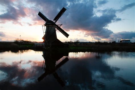 Kinderdijk, Starling flock | Windmills at sunset. Kinderdijk… | Flickr