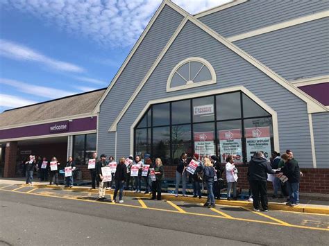 Stop & Shop workers go on strike in CT - New Haven Register