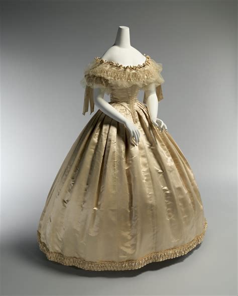 1840 – Queen Victoria’s Wedding Dress | Fashion History Timeline