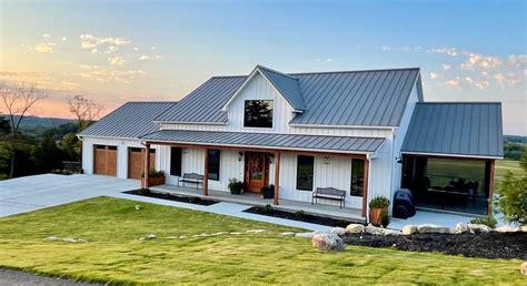 Metal Roofs Farmhouse, White Modern Farmhouse, Modern Farmhouse ...