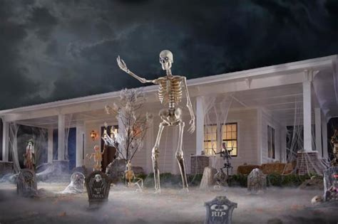 Home Depot’s Famed 12-Foot Skeleton Has Been Given the Thanksgiving Treatment | Apartment Therapy