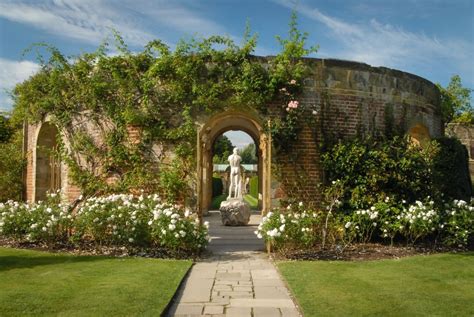 Hever Castle Gardens,Kent,Reino Unido | Castle garden, Landscape ...