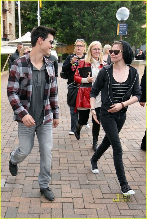 Kristen Stewart and Taylor Lautner Boat Ride Down Under - Kristen ...