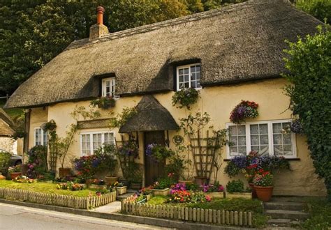 Pin von annie auf Country dream house | Hütten im englischen stil, Süße hütte, Landhaus