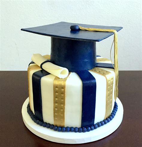 Graduation cap cake. | Graduation cap cake, Cap cake, Custom cakes