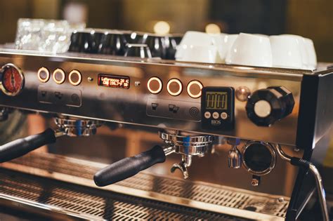Bildet : kafe, gitar, drikke, kaffemaskin, kaffetrakter, kopper, trommer, krus, elektronisk ...
