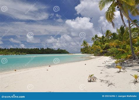 Tapuaetai (One Foot Island) - Aitutaki Lagoon Stock Photo - Image of ...