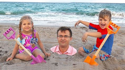 Diana and Roma play with Dad on the Beach|spoke Animation - YouTube