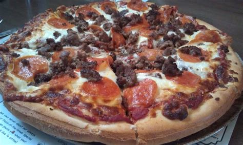 Large pizza with pepperoni and ground beef – derryX.com