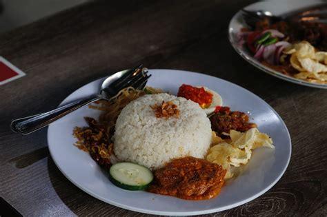 13 Rekomendasi Makanan Khas Bali yang Laris Manis