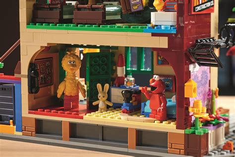 First Look: Sesame Street LEGO Set - ToughPigs