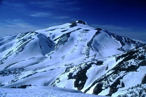 Winter time view of Mount Haku [Hakusan] from Aburazakanokashira, Japan ...