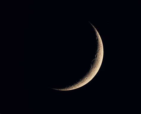 Budding Night Sky Photographer Sees a Stunning Crescent Moon (Image) | Space